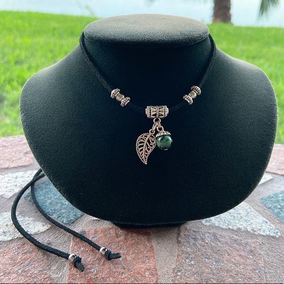 🔴 Leaf & ruby in zoisite gem black suede choker - Picture 8 of 10